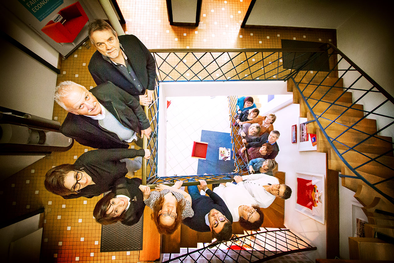équipe - photo de l'équipe marty couyssac assurance - photo prise du hau d'un escalier